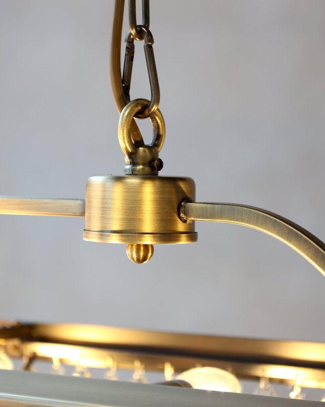 Detail: Messingtraverse mit Kettenaufhängung
