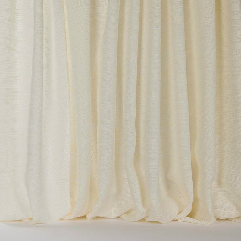 Pima von Larsen in White