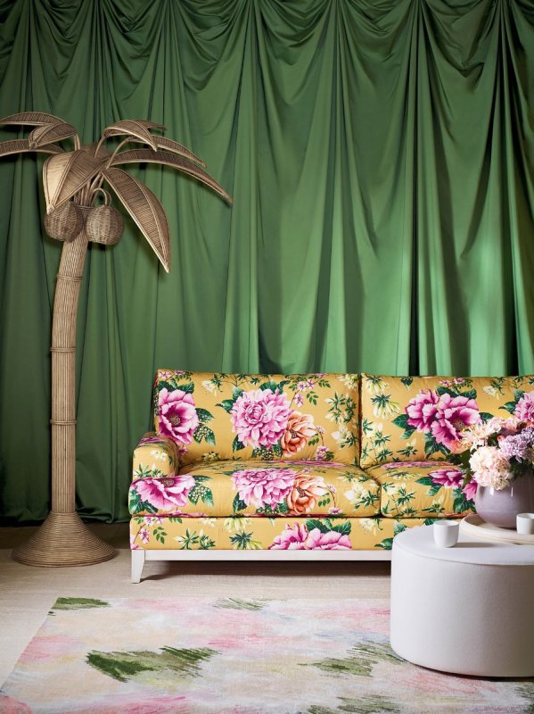 Preview: Sofa mit Bezug aus Manuel Canovas Alba vor grünem Samtvorhang