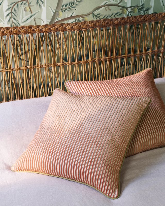 Kissen aus Manuel Canovas Alina auf einem Bett
