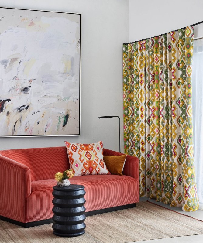 Preview: Wohnzimmer mit Vorhang und Kissen aus Manuel Canovas Ango