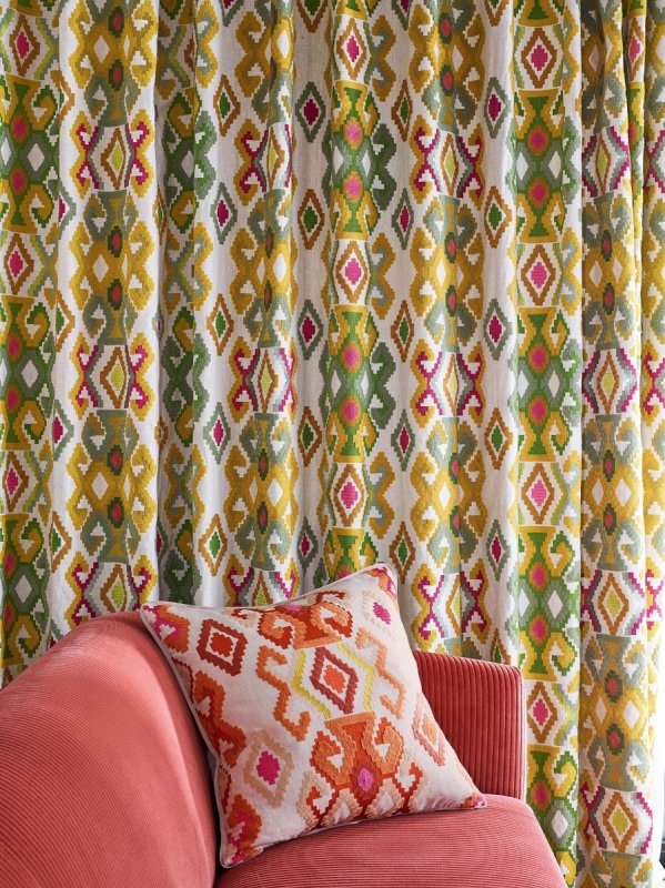 Preview: Vorhang und Kissen aus Manuel Canovas Ango