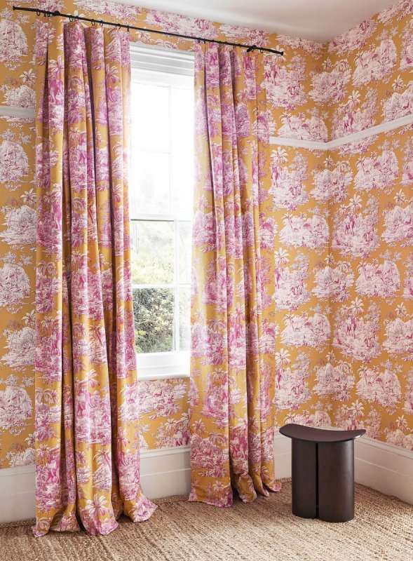 Raumbeispiel mit Vorhängen und Wandbespannung aus Manuel Canovas Bengale