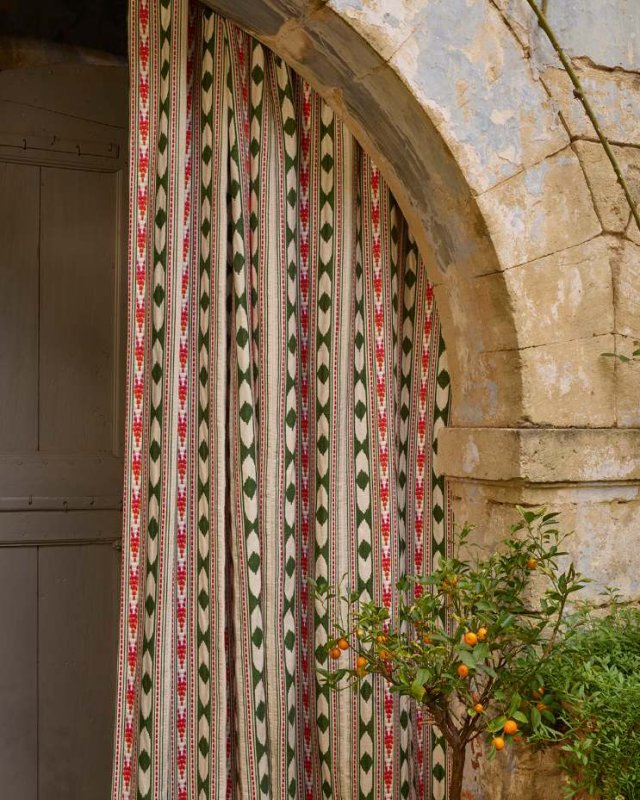 Raumansicht mit Stoffen von Manuel Canovas, u. a. Cochin