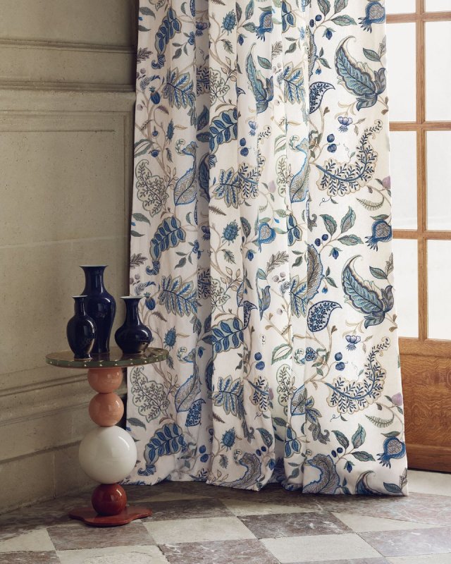 Preview: Vorhang aus Manuel Canovas Colombe in Bleu de Chine