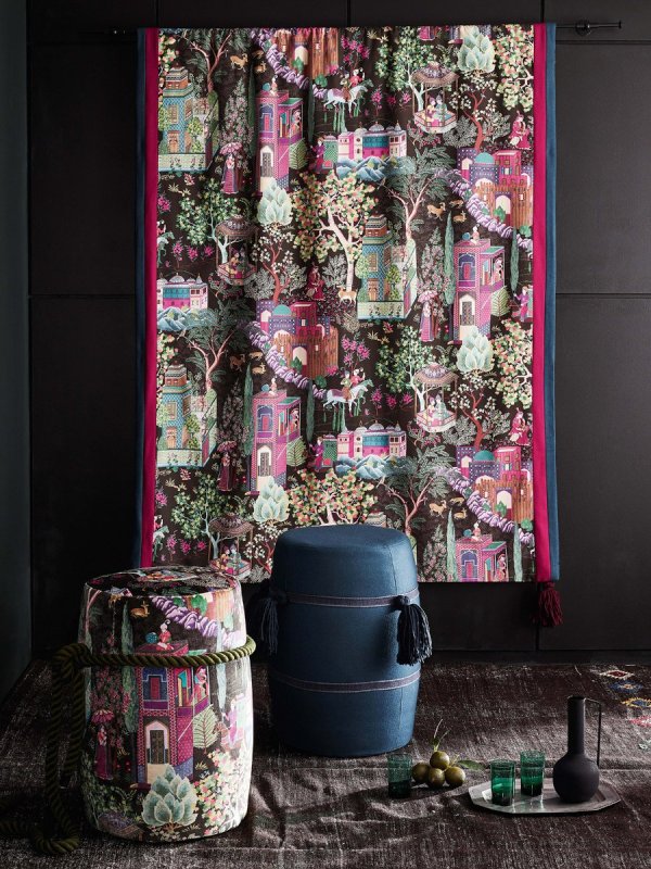 Preview: Wandbehang und Hocker aus Manuel Canovas Leyla