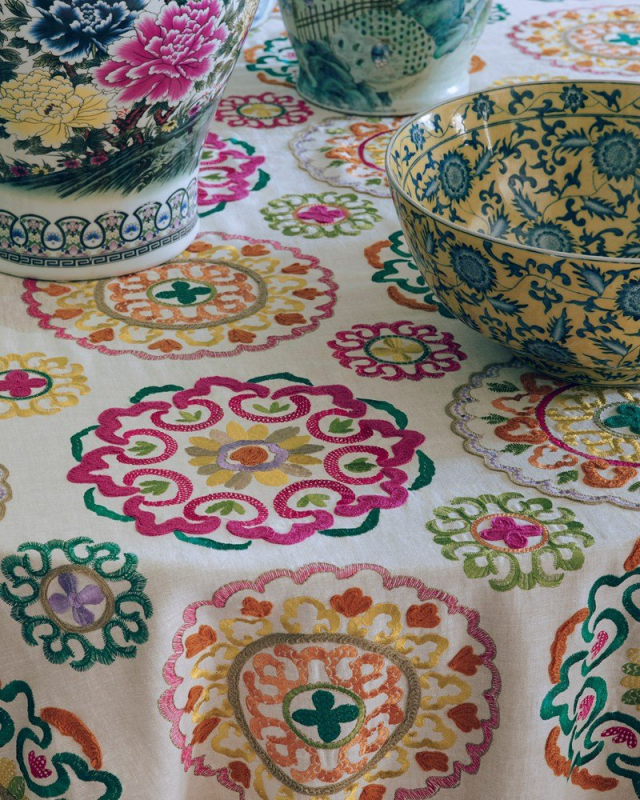 Detail der Stickerei von Manuel Canovas Margaux