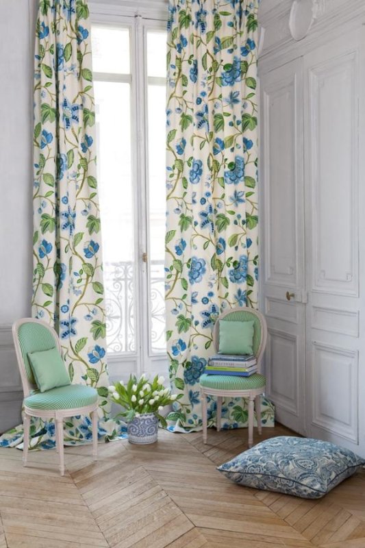 Mina von Manuel Canovas im Raum