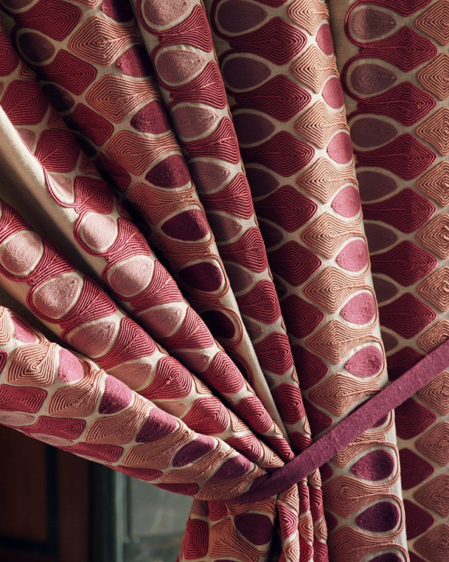 Detail von Manuel Canovas Niki mit Raffhalter