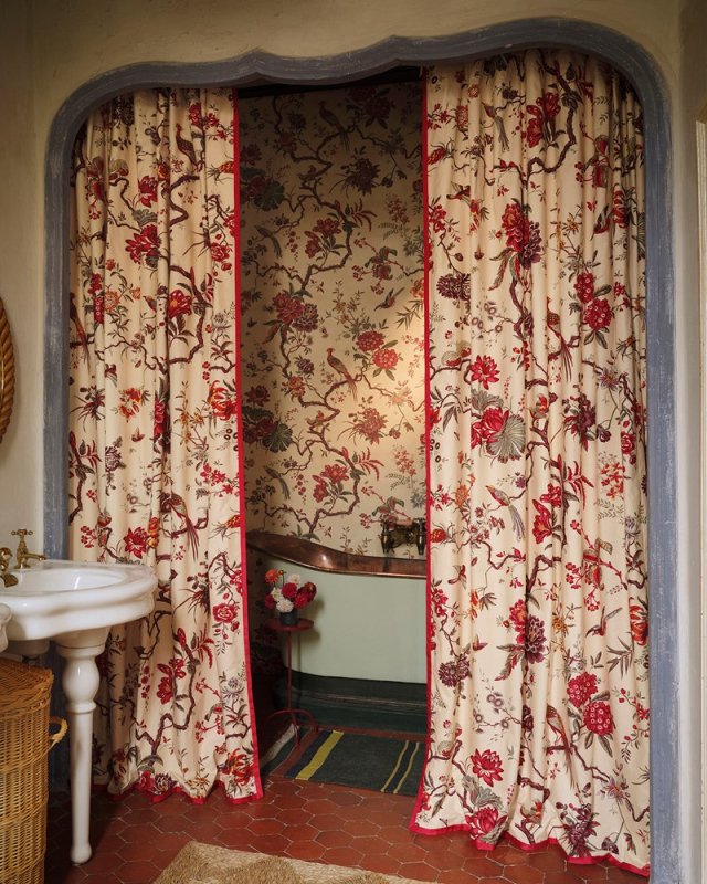 Preview: Vorhang aus Manuel Canovas Pavillon de Bidaine vor einem Badezimmer