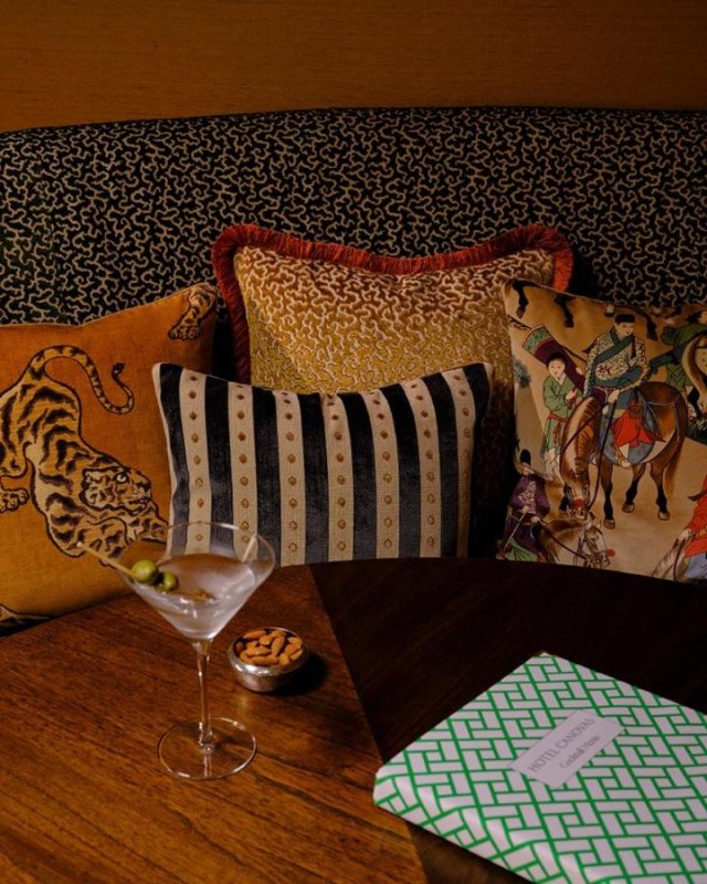 Punto von Manuel Canovas im Raum