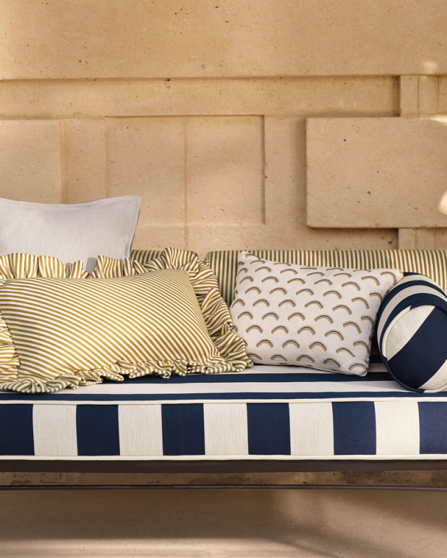 Kissen aus der Kollektion Saint-Tropez von Manuel Canovas auf einer Gartenbank