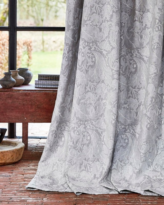 Pure Bachelors Button Embroidery von Morris & Co. – Ambiente
