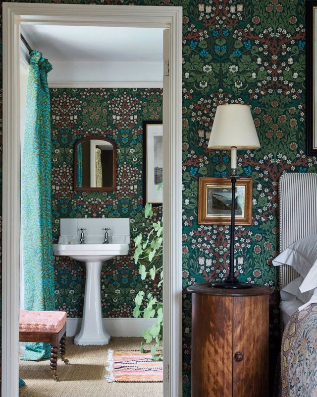 Preview: Blackthorn Tapete von Morris & Co. – Ambiente