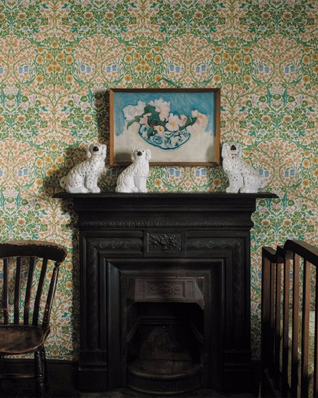 Blackthorn Tapete von Morris & Co. – Ambiente
