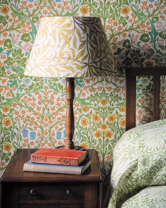 Blackthorn Tapete von Morris & Co. – Ambiente