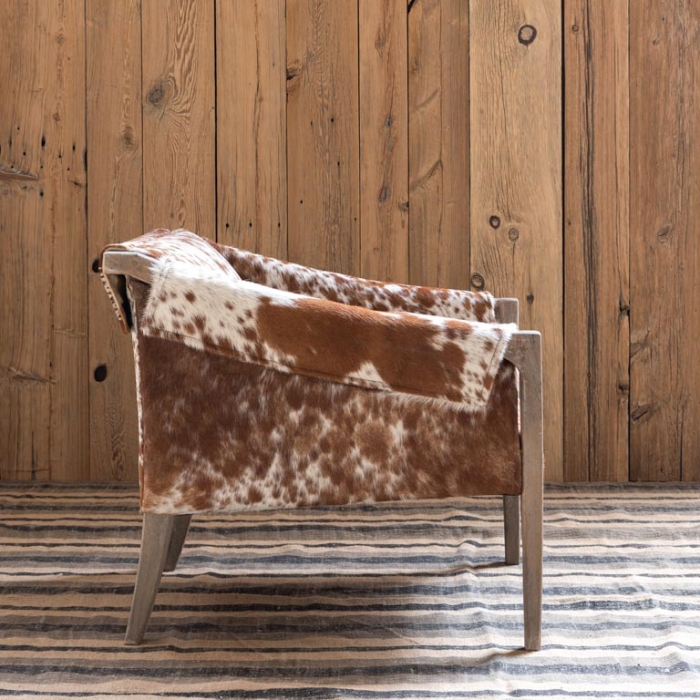 Sessel Rochebrune mit Kuhfell im Chalet-Stil