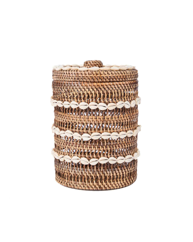 Runder Muschelkorb mit Deckel aus naturbraunem Rattan mit Kaurimuscheln
