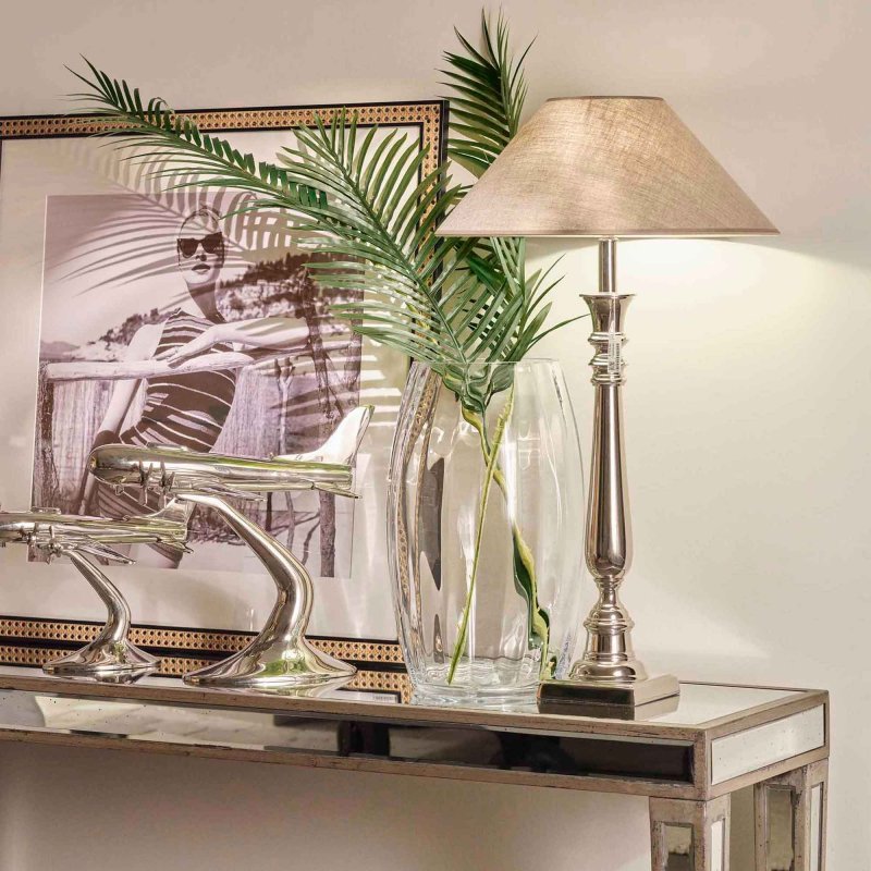 Preview: Spiegelkonsole Naxos von Flamant, Detail mit Lampe und Vase