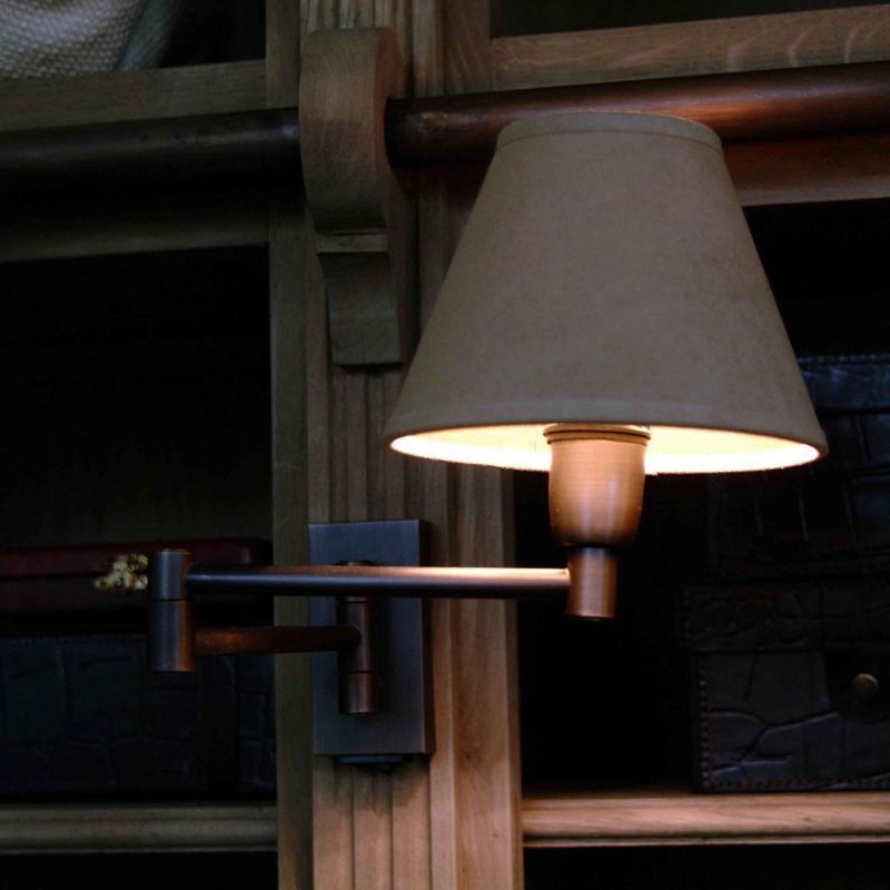Preview: Wandlampe Milano in Antikbronze von Flamant am Bücherregal