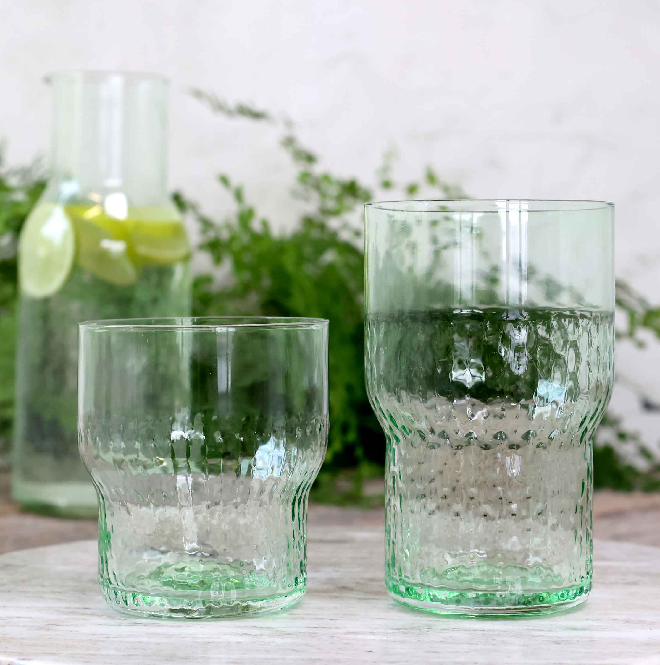Französisches Wasserglas in antique grün