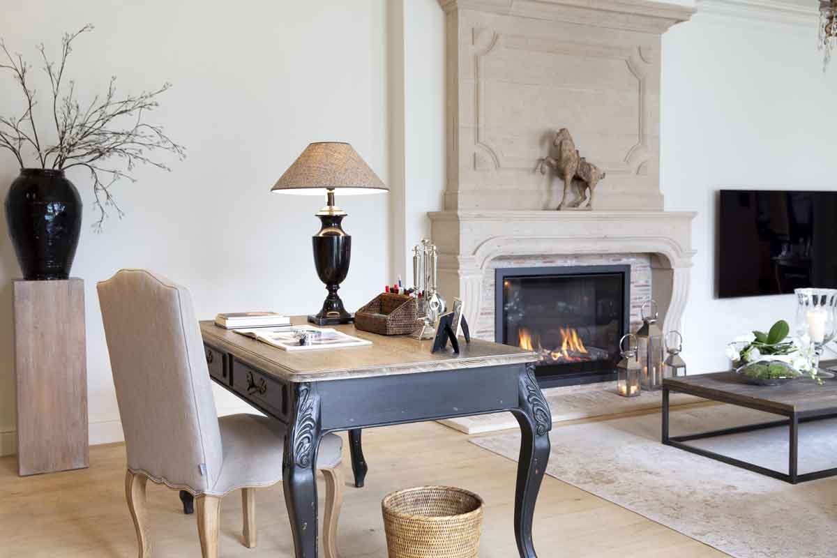Arbeitszimmer mit Schreibtisch Foubert, Lampenfuß Grant, Stuhl Cantelle, Kamin Konsole Fragonard und Pferd Parson