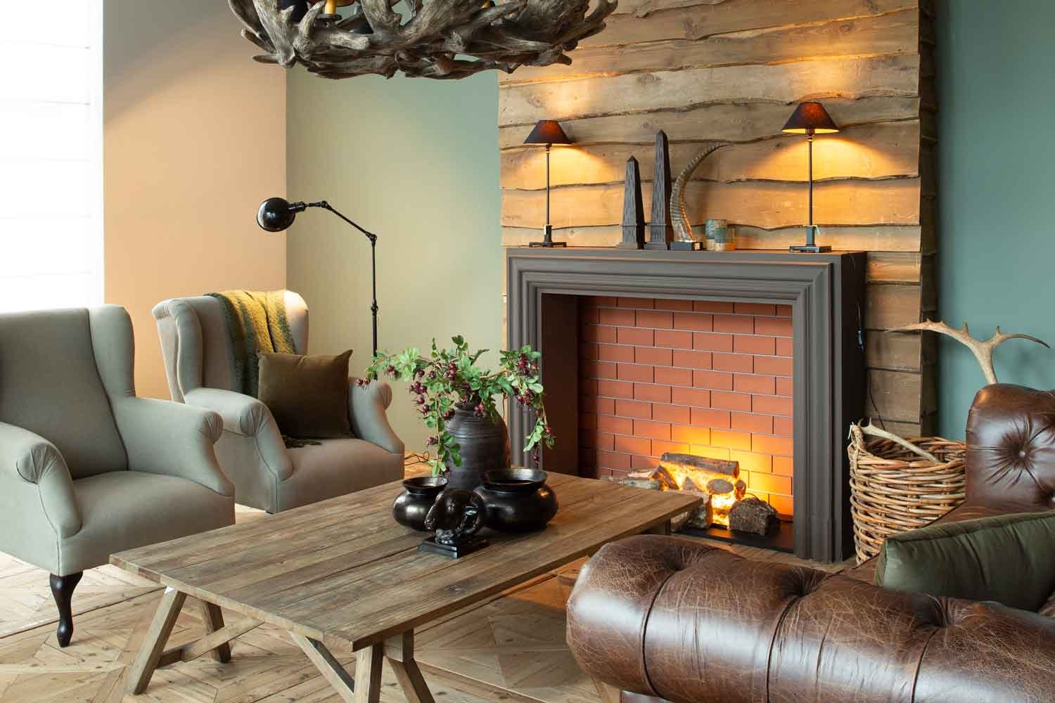 Kaminzimmer mit Lampenfüßen James, Chandelier Sauvage, Sesseln Jefferson, Stehlampe Twist, Coffeetable Benoit, Widderkopf Evan und Sofa Edinburgh