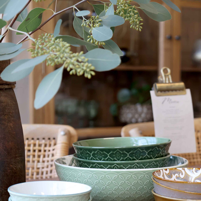 Aprés Schalen Mossgreen gestapelt mit Eukalyptuszweig – Tischkultur bei Charme de Provence Berlin