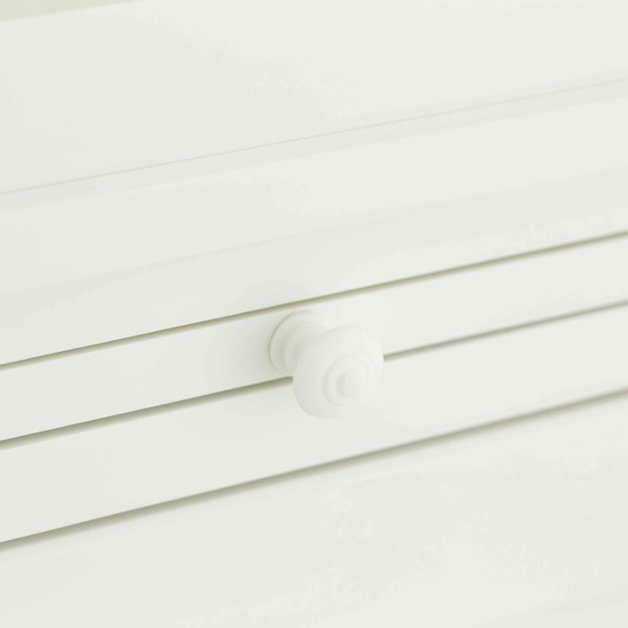 Detail: Knauf am ausziehbaren Tablar der weißen Bibliothek Balmore