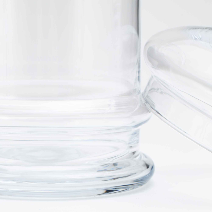 Nahaufnahme gerippter Sockel und Deckelrand des Flamant Bonbonglases Lolly — klares mundgeblasenes Glas