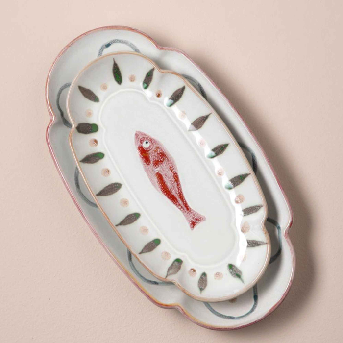 Ovaler Fayenceteller Di Mare von oben – handgemalter roter Fisch im Zentrum, Blattdekor in Grün und Grau, Wellenschliff-Rand, cremefarbene Glasur