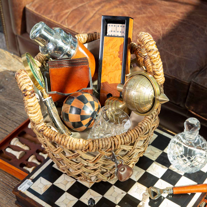Flamant Manhattan Cocktailshaker in dekorativem Rattankorb mit weiteren Accessoires, Ambiente-Aufnahme
