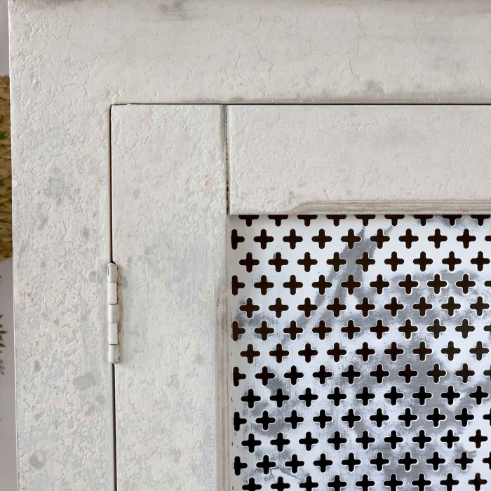 Nahaufnahme Türscharnier und perforierter Metalleinsatz mit Kreuzmuster — altfranzösischer Wäscheschrank antique crème