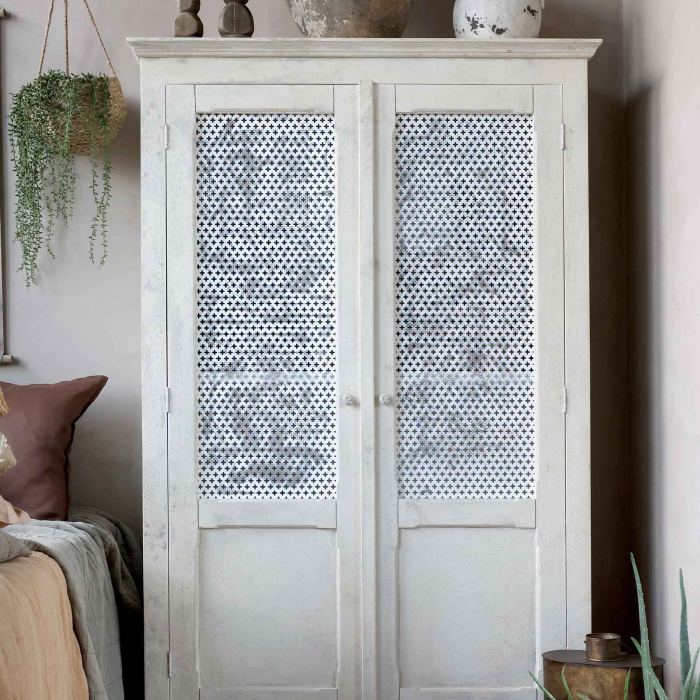 Altfranzösischer Wäscheschrank im Schlafzimmer — Frontansicht mit perforiertem Kreuzgitter, antique crème Finish, Provence-Landhausstil