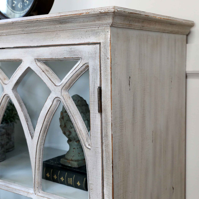 intage-Vitrine mit Sprossenbogen-Glastüren in Sandton — Gesamtansicht im Wohnzimmer, 4 Einlegeböden, französisch inspirierter Landhausstil