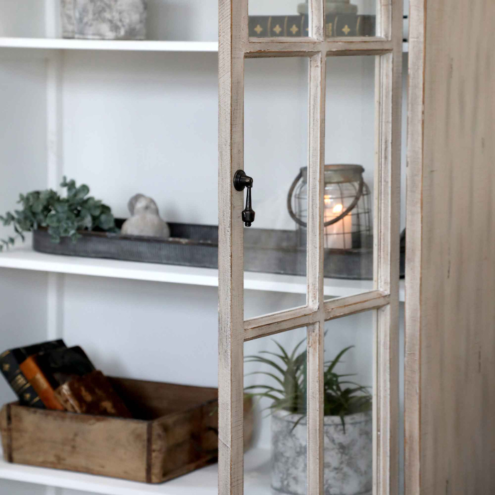 Detailaufnahme gotischer Sprossenbogen der Vitrine — Sandton mit Vintage-Patina, Metallscharnier sichtbar