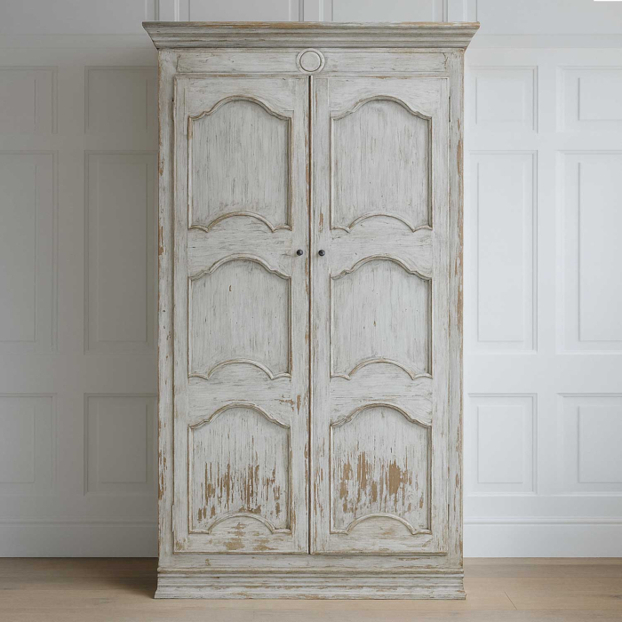 Kleiderschrank aus antikem Zedernholz mit Patina Finish