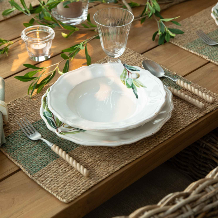 Olivio Geschirrserie von Flamant gedeckter Tisch mediterraner Stil mit Oliventeller