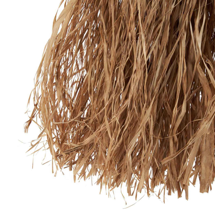 Detailaufnahme lose Raffia-Fasern des Besenkopfs in warmem Honigbraun
