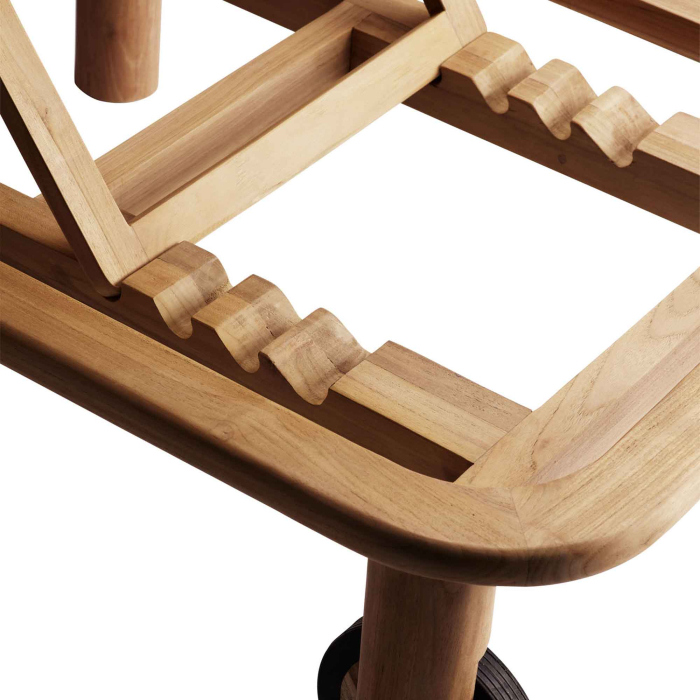 Detailaufnahme Verstellmechanismus der Teak Sonnenliege — verzinkte Halterungen, präzise Teak-Holzverarbeitung
