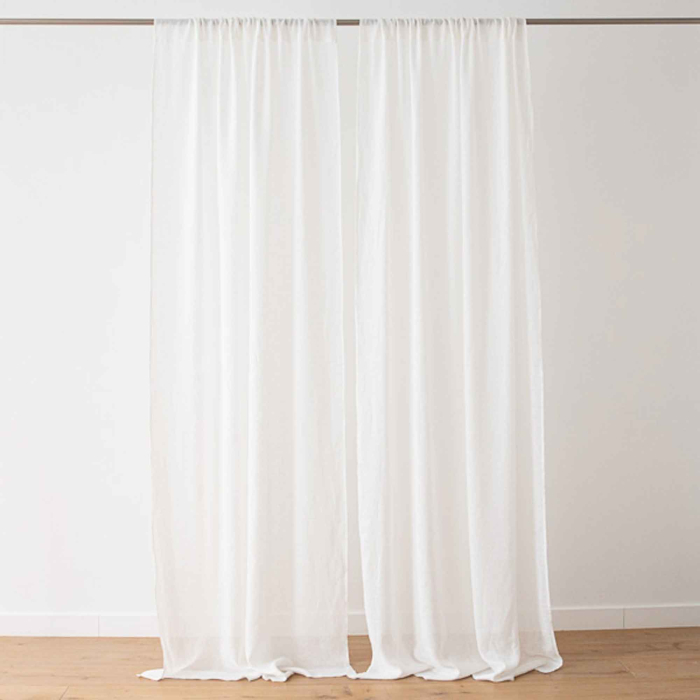 eichter Leinenvorhang aus locker gewebtem Garze-Leinen lässt Tageslicht weich in den Raum fallen