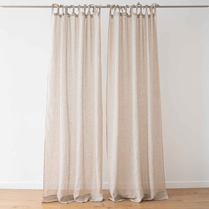 luftiger Leinenvorhang aus Litauen mit dekorativen Bindeschlaufen