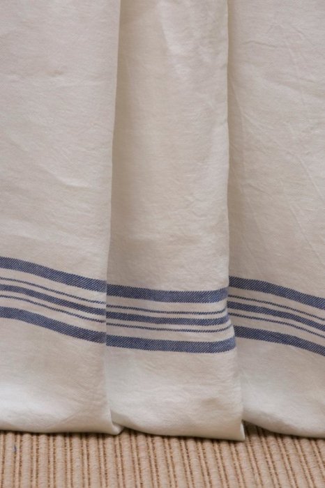 Castellino Twill Barré Maché Elfenbein Streifen blau Detail – Leinenstoff von C&C Milano