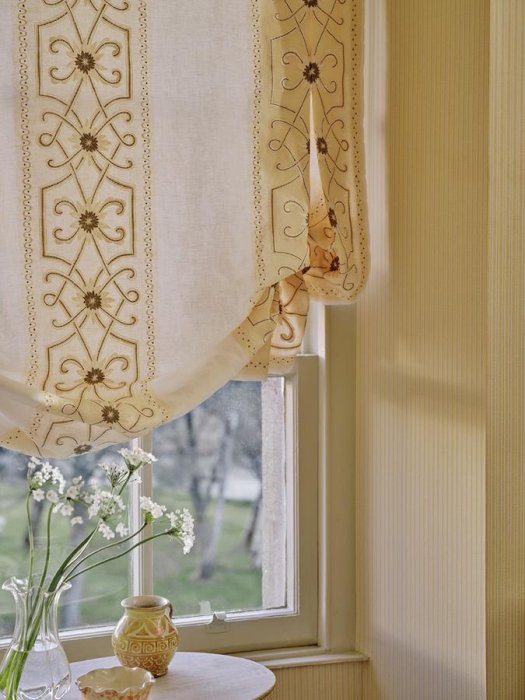 Amble Stripe von Colefax and Fowler im Raum
