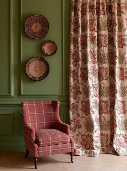 Fen Plaid von Colefax and Fowler im Raum