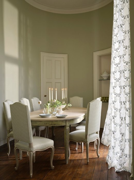 Georgia Sheer von Colefax and Fowler im Raum