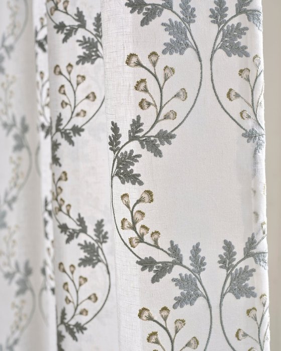 Georgia Sheer von Colefax and Fowler im Raum