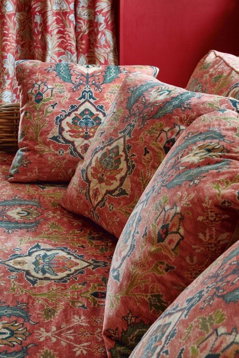 Paisley Leaf von Colefax and Fowler im Raum