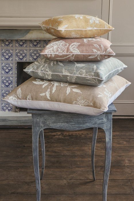Swedish Tree von Colefax and Fowler im Raum