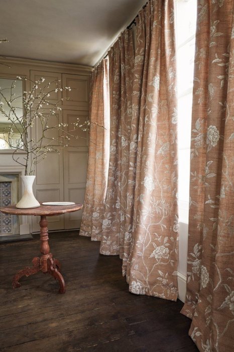 Swedish Tree von Colefax and Fowler im Raum